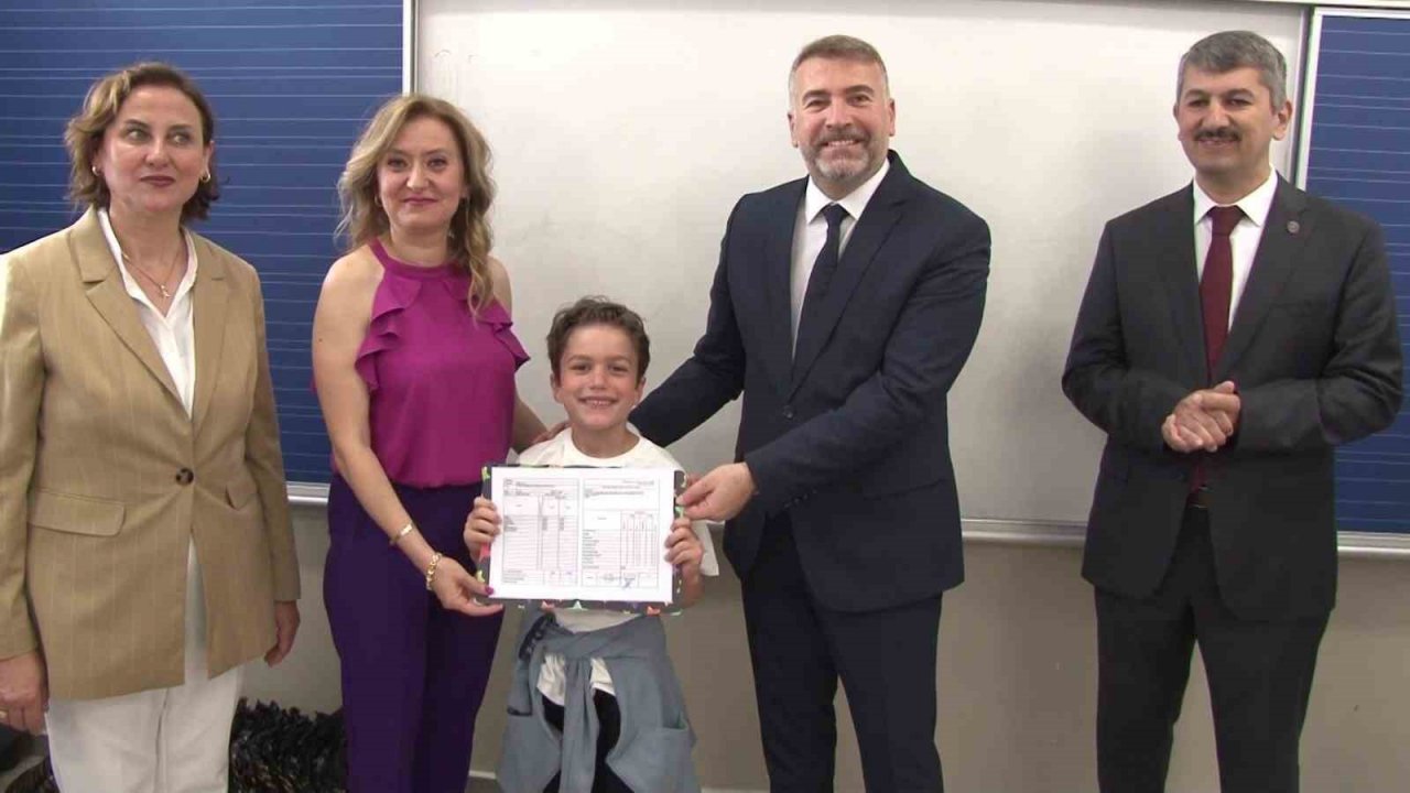 Ataşehir’de ilkokul öğrencileri karne heyecanı yaşadı