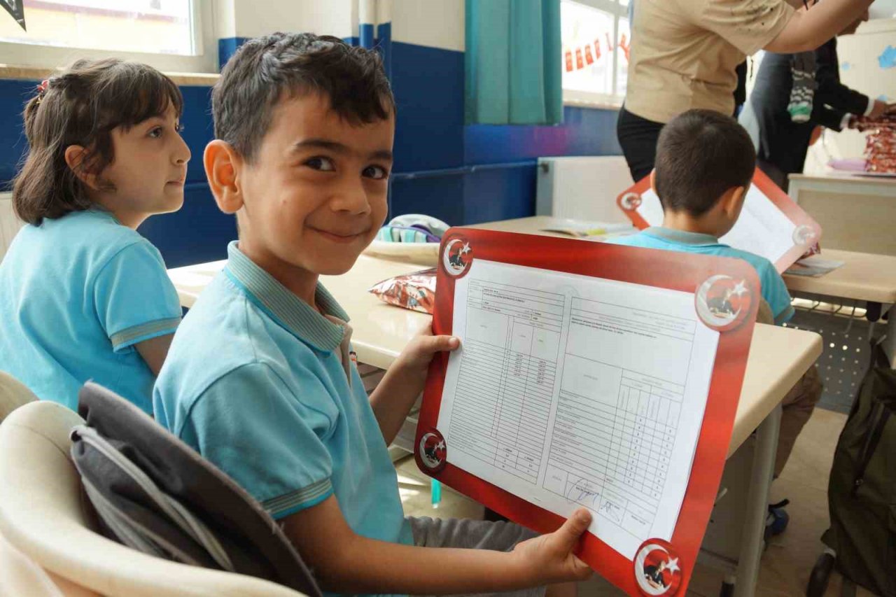Aydın’da 189 bin 694 öğrenci karne sevinci yaşadı