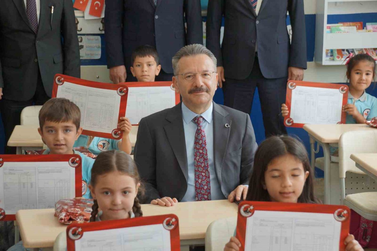 Aydın’da 189 bin 694 öğrenci karne sevinci yaşadı