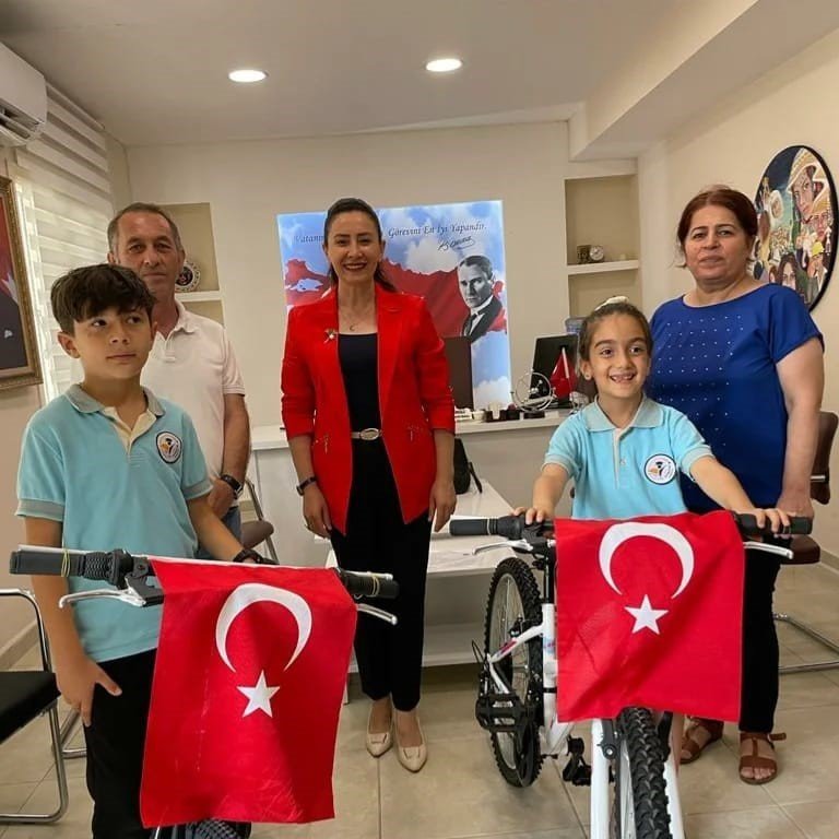 Depremzede öğrencilere anlamlı karne hediyesi