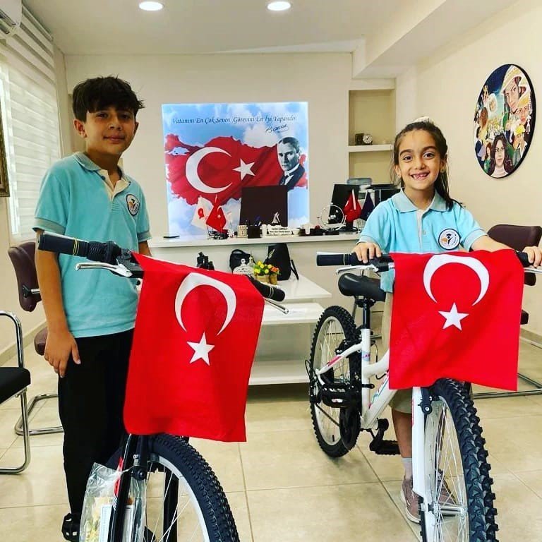 Depremzede öğrencilere anlamlı karne hediyesi