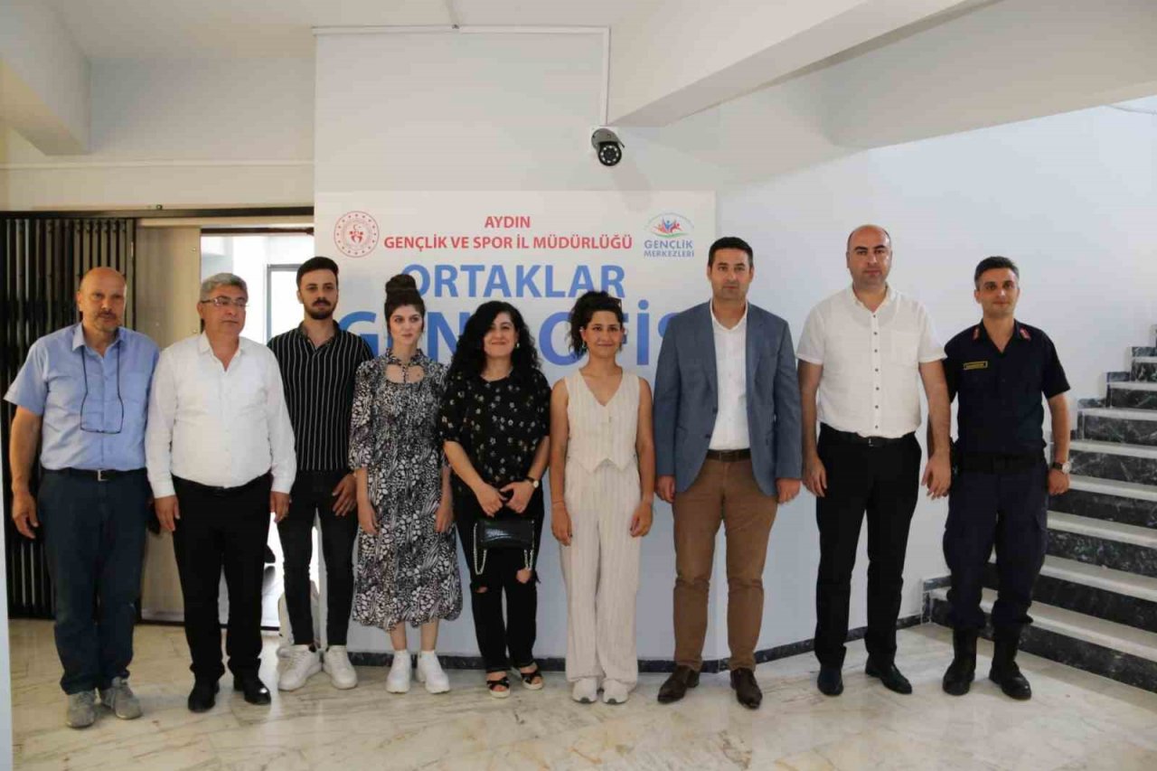 Ortaklar Genç Ofis’te yıl sonu resim sergisi ve gösteriler düzenlendi