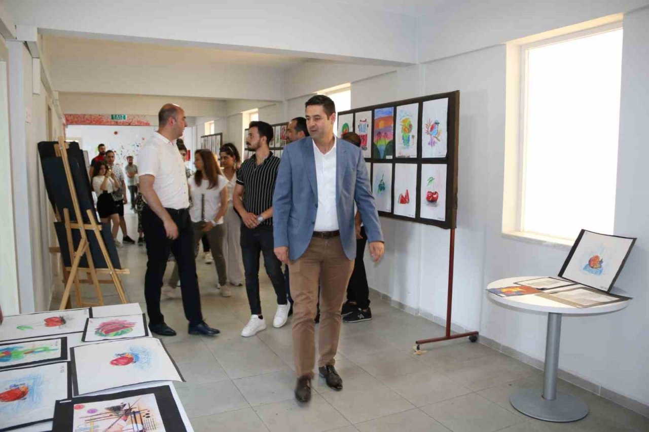 Ortaklar Genç Ofis’te yıl sonu resim sergisi ve gösteriler düzenlendi