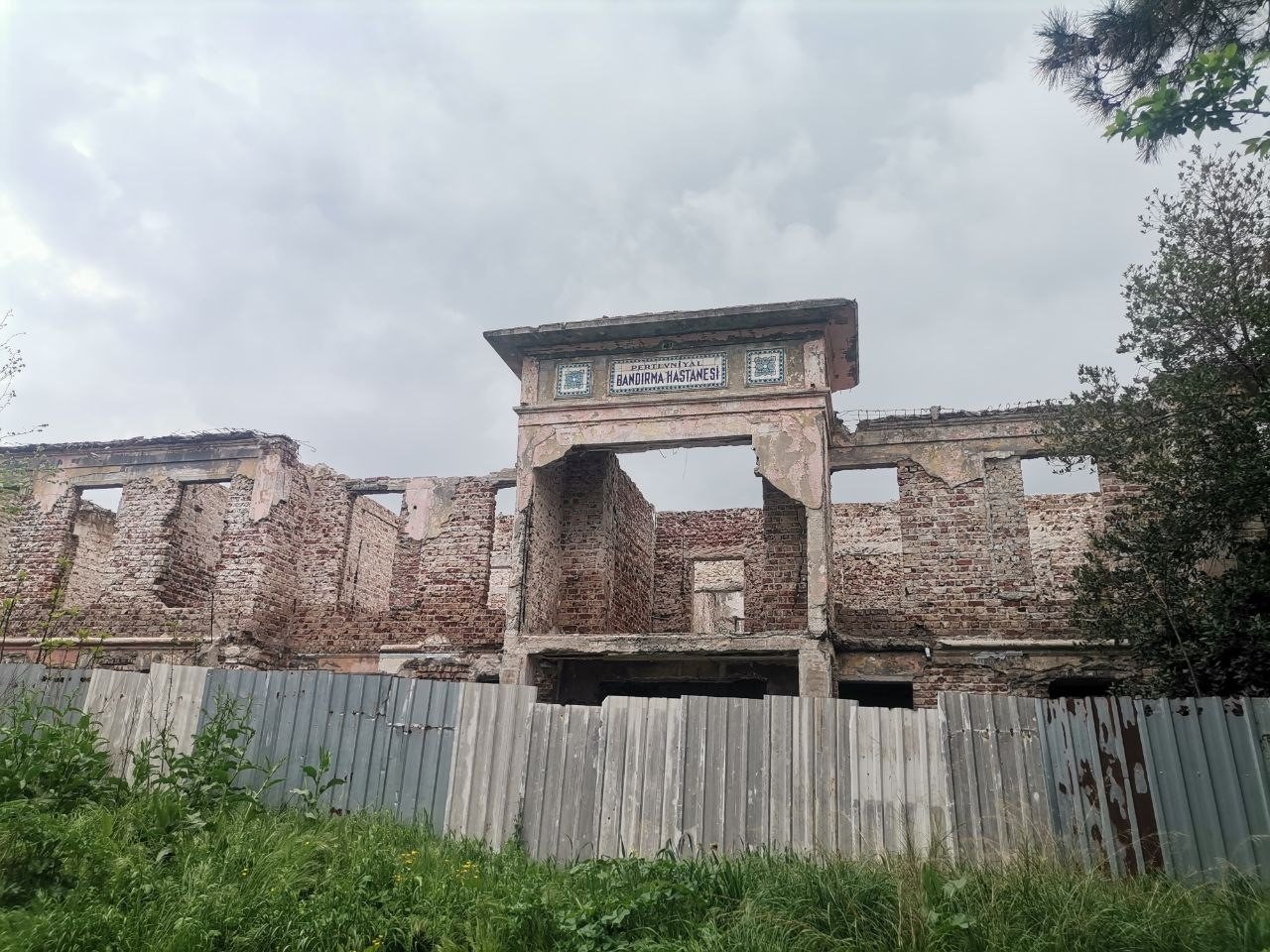 100 yıllık hastane çürümeye terk edildi