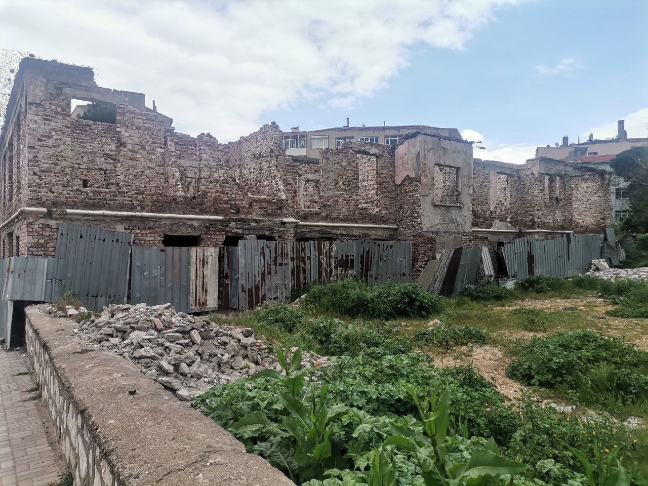 100 yıllık hastane çürümeye terk edildi