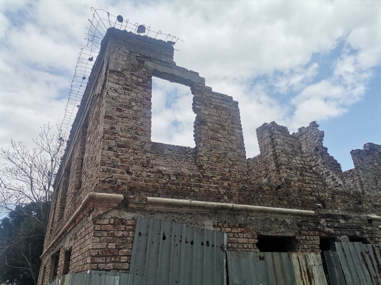 100 yıllık hastane çürümeye terk edildi