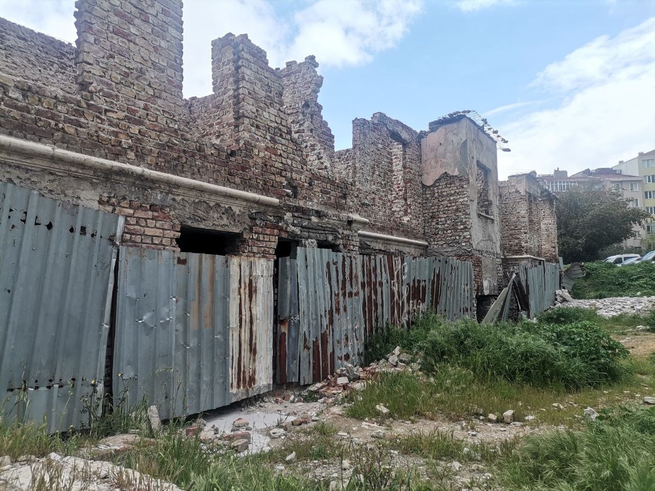 100 yıllık hastane çürümeye terk edildi