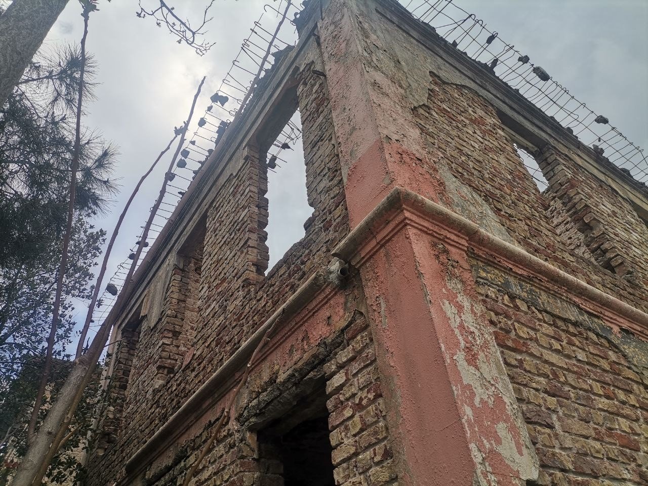 100 yıllık hastane çürümeye terk edildi