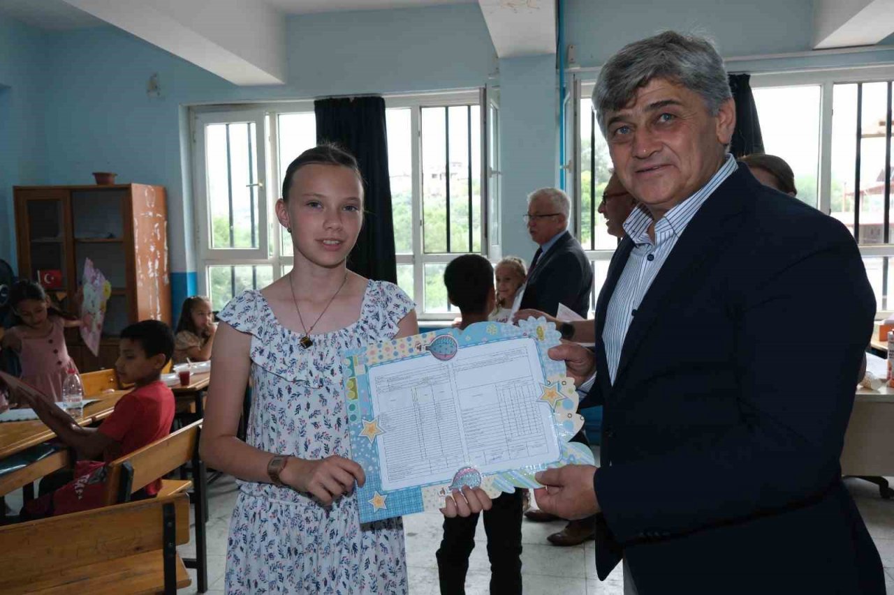 Başkan Çömden, öğrencilerin karne sevincini paylaştı