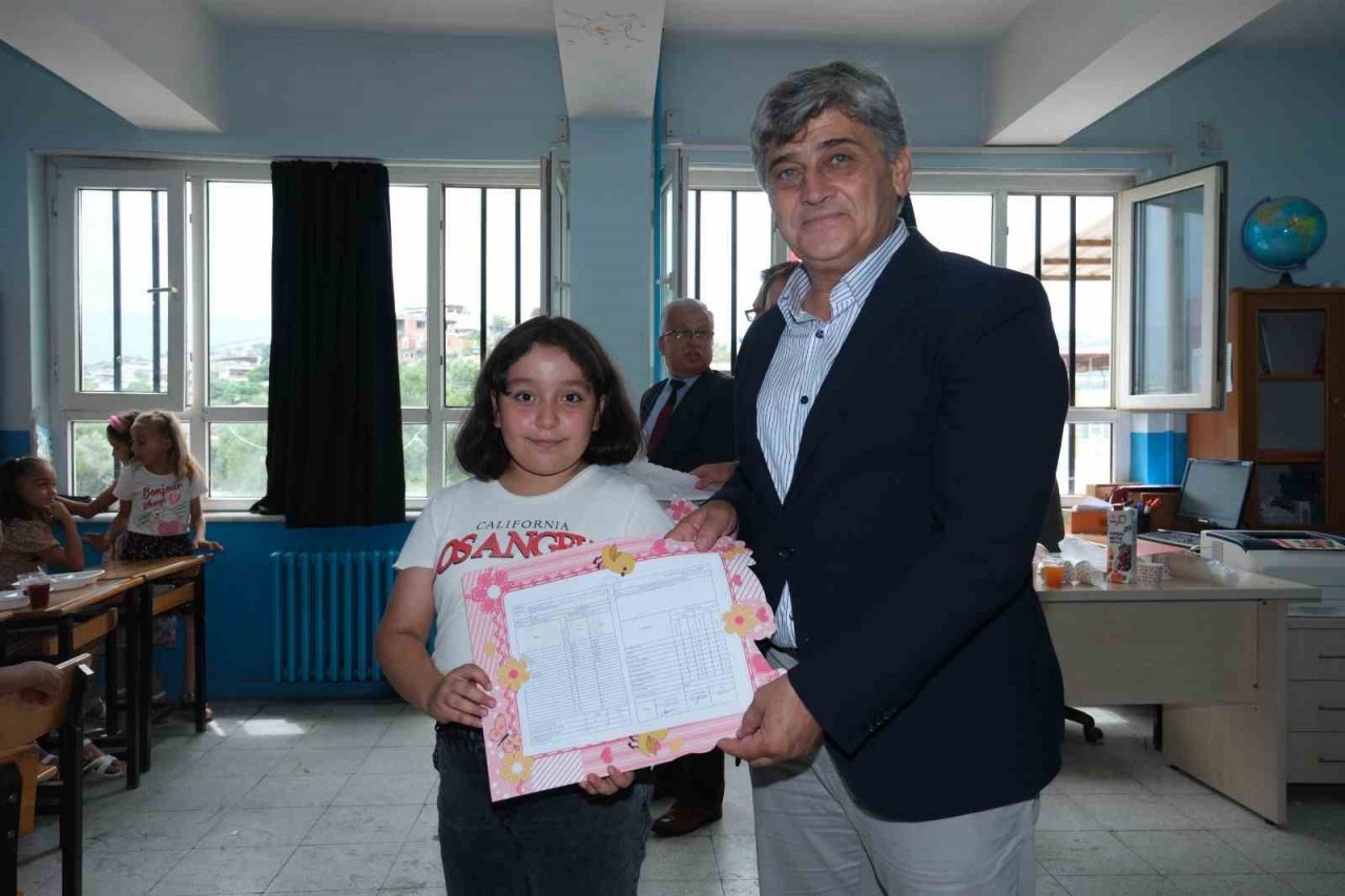 Başkan Çömden, öğrencilerin karne sevincini paylaştı