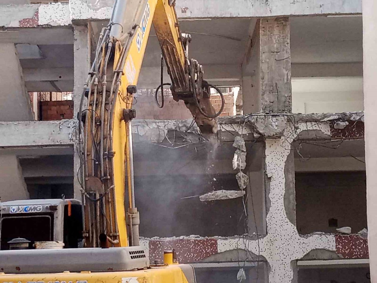 O bina yıkılmaya başlandı