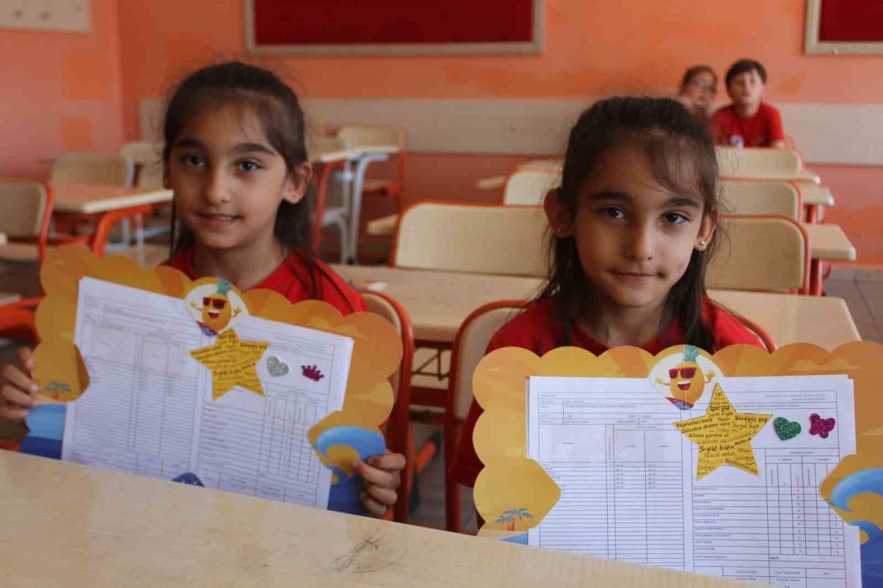 Ordu’da ikiz öğrencilerin karne heyecanı