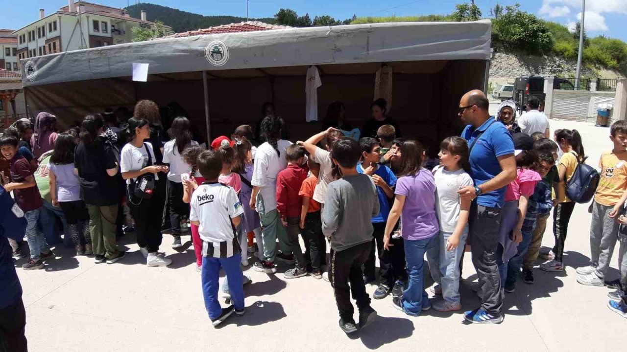 Yıl sonu hayır panayırı düzenlendi, toplanan paralar okula bağışlandı