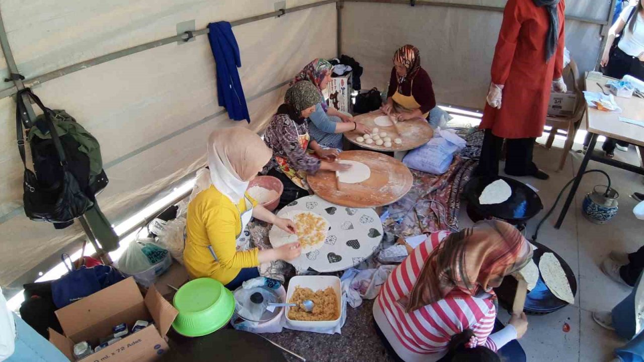 Yıl sonu hayır panayırı düzenlendi, toplanan paralar okula bağışlandı