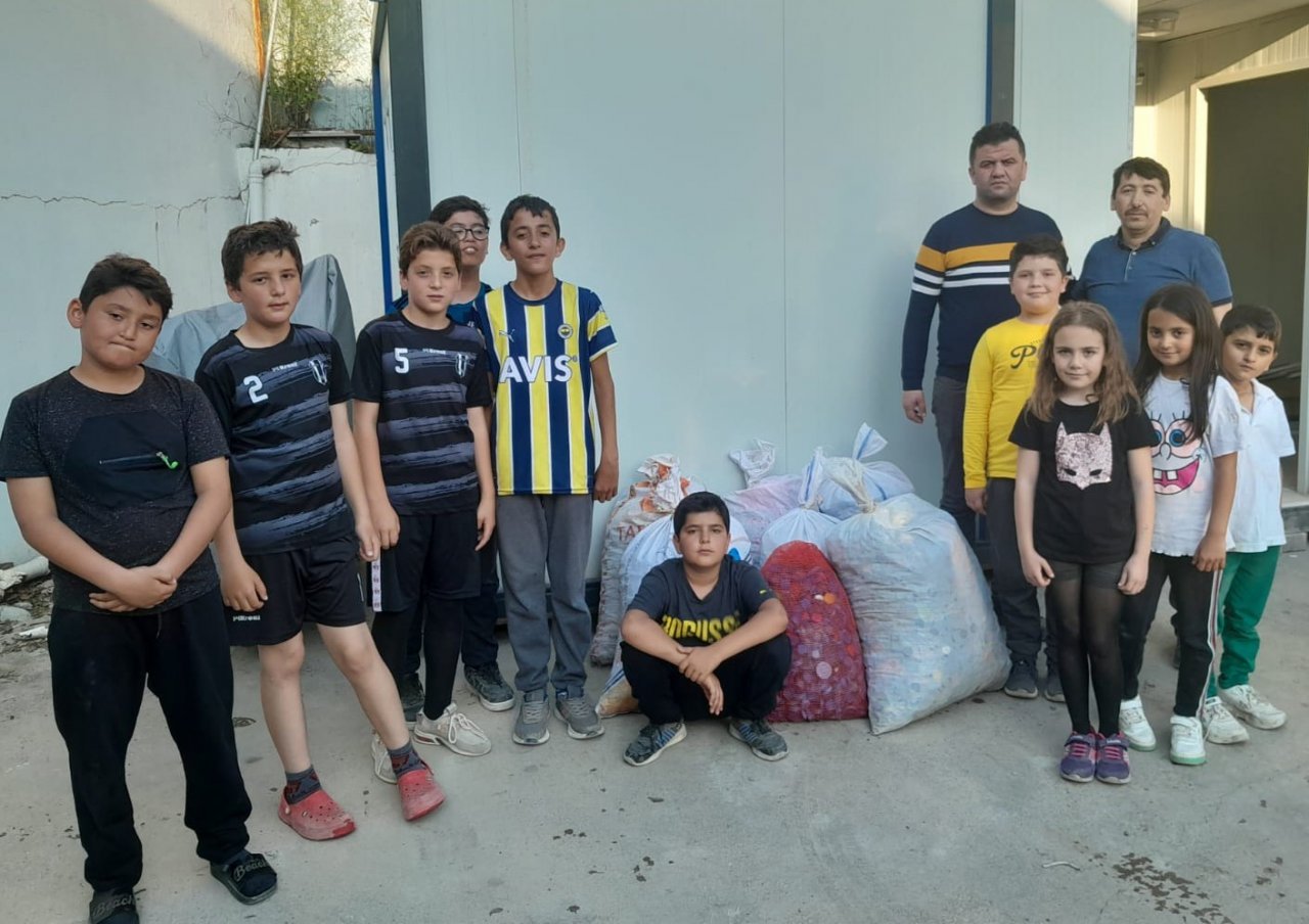 Engelliler için çuvallar dolusu mavi kapak topladılar