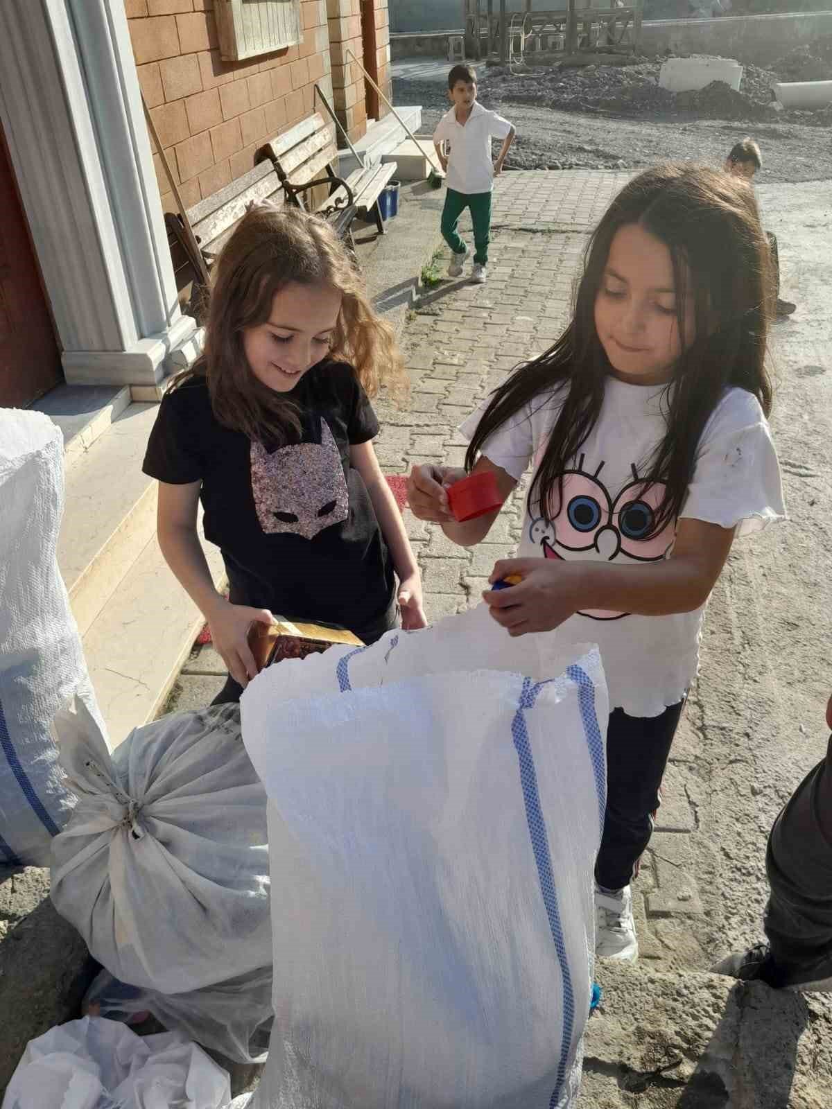 Engelliler için çuvallar dolusu mavi kapak topladılar