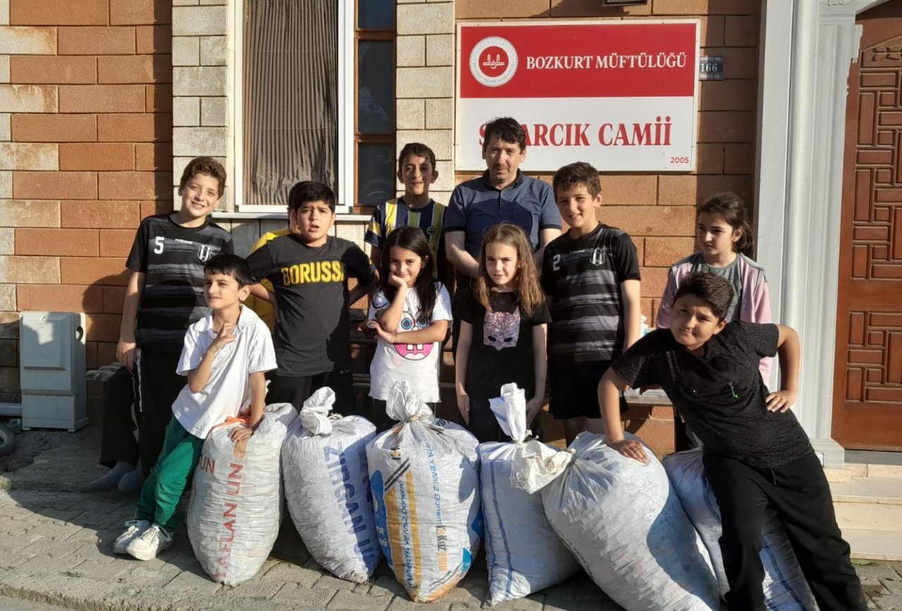 Engelliler için çuvallar dolusu mavi kapak topladılar