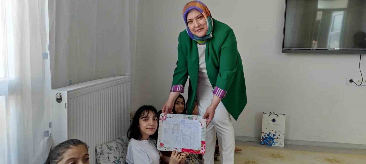 Cam kemik hastası kardeşler pasta eşliğinde karne sevinci yaşadı