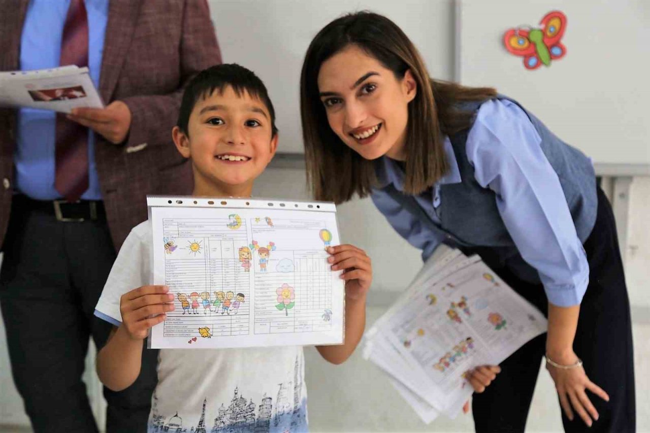 Başkan Arslan karne alan öğrencileri sinema hediyesiyle sevindirdi