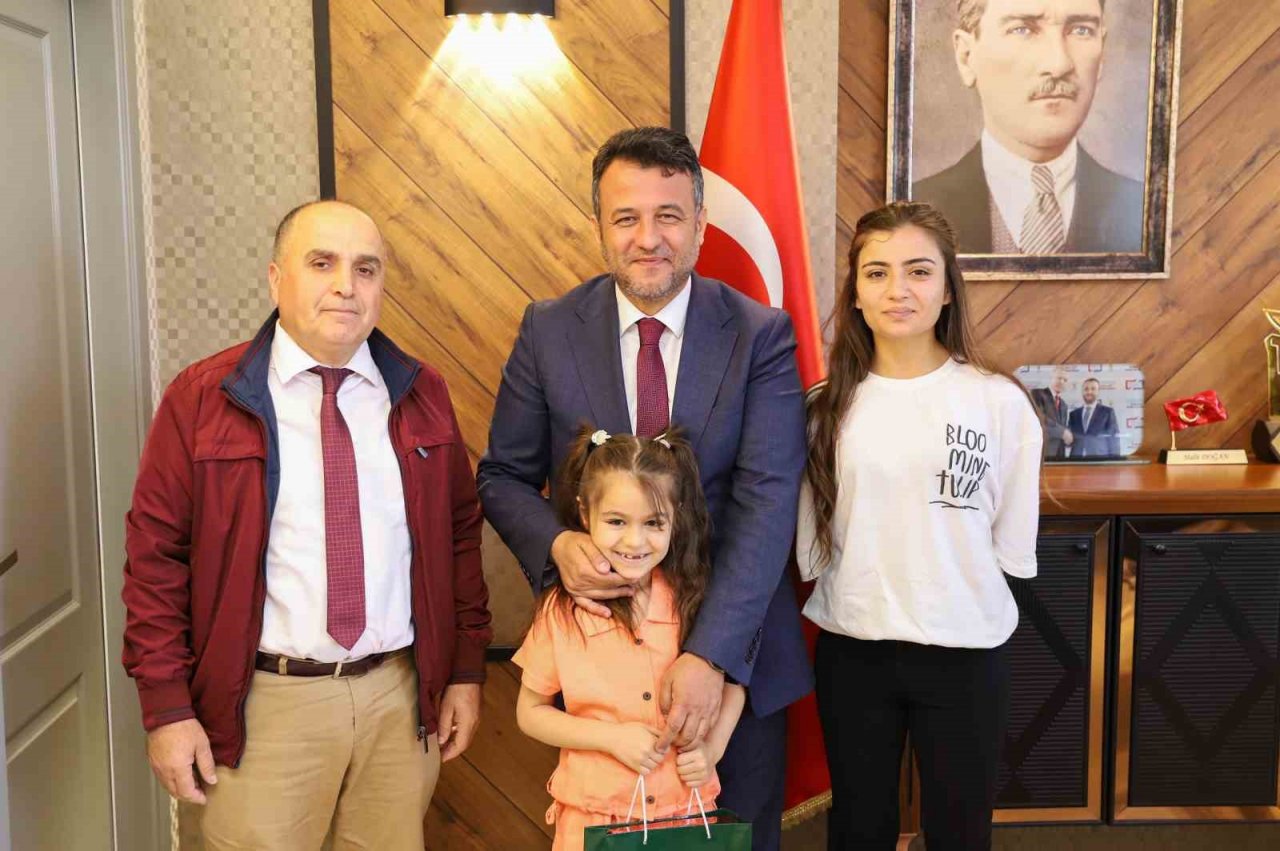 Çevreci çocuklar ödüllerini Başkan Doğan’dan aldı