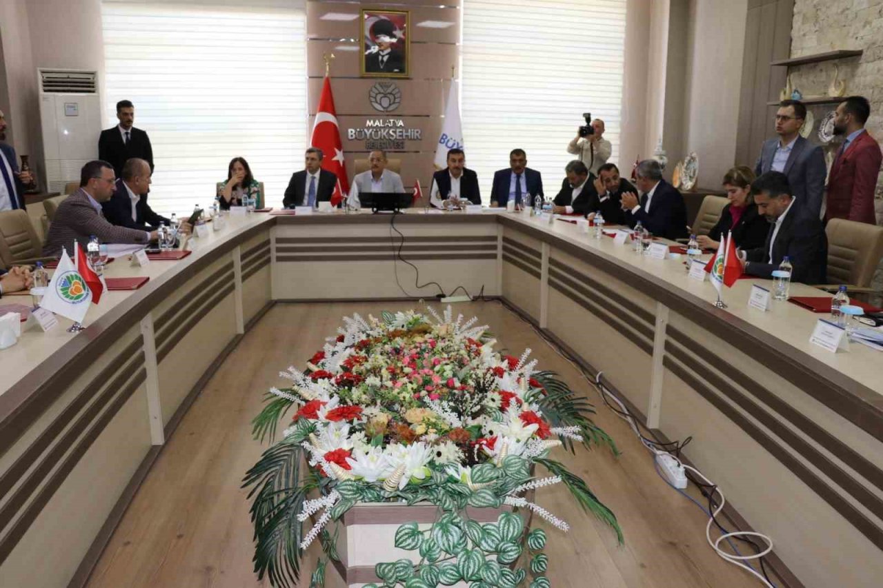 Bakan Özhaseki Malatya’da incelemelerde bulundu