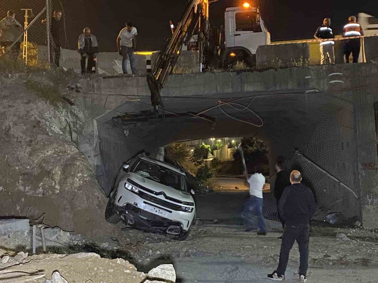 Küçükçekmece’de şantiye alanından geçen araç çukura düştü