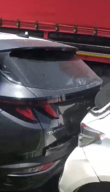 Tırdan kayan sıfır SUV araç, park halindeki otomobillere çarptı