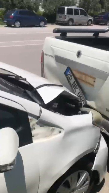 Tırdan kayan sıfır SUV araç, park halindeki otomobillere çarptı