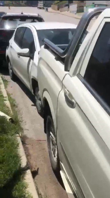 Tırdan kayan sıfır SUV araç, park halindeki otomobillere çarptı