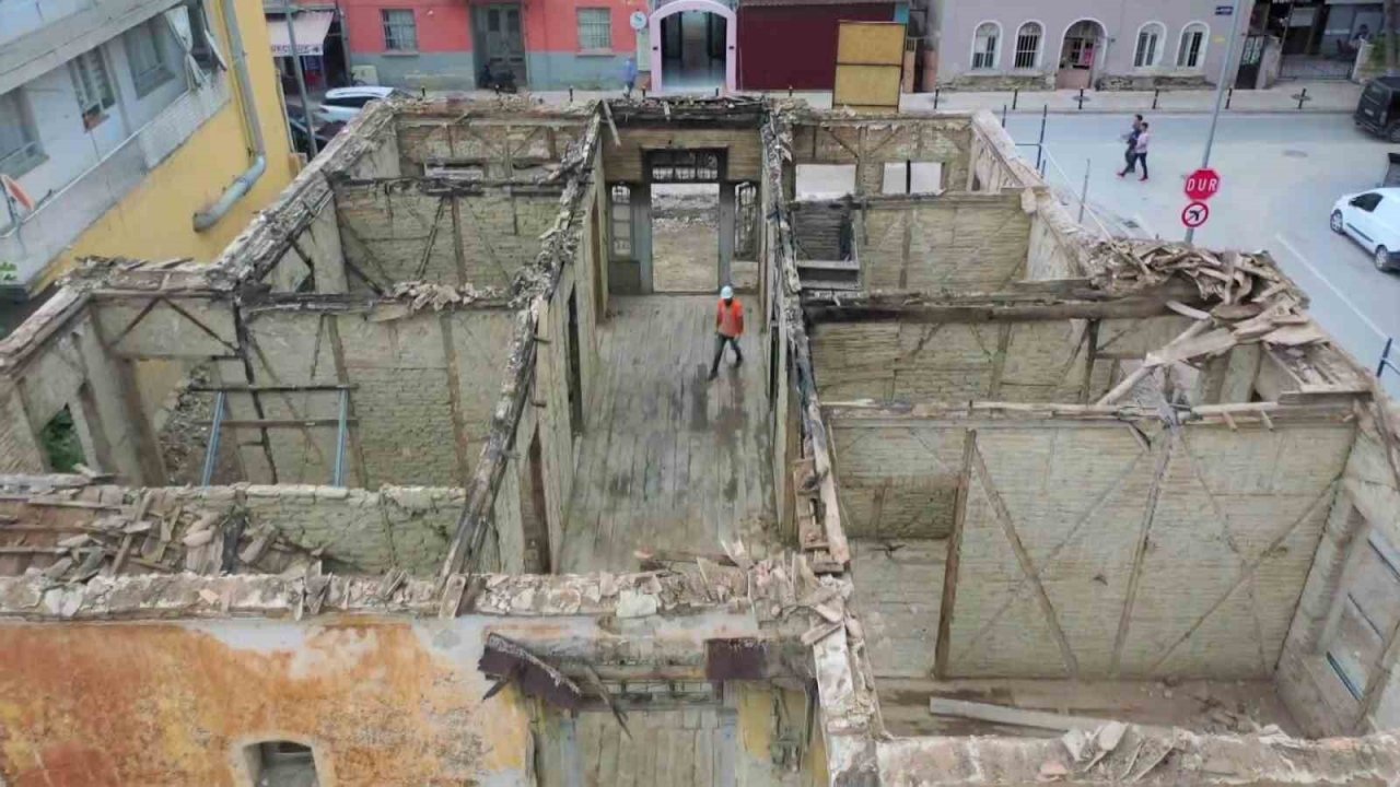 Tarihi yapı yeniden hayat buluyor