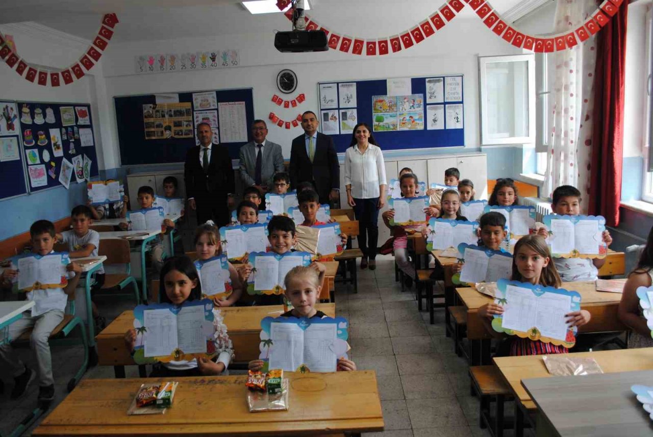 Eğirdir’de 4 bin 600 öğrenci karne sevinci yaşadı