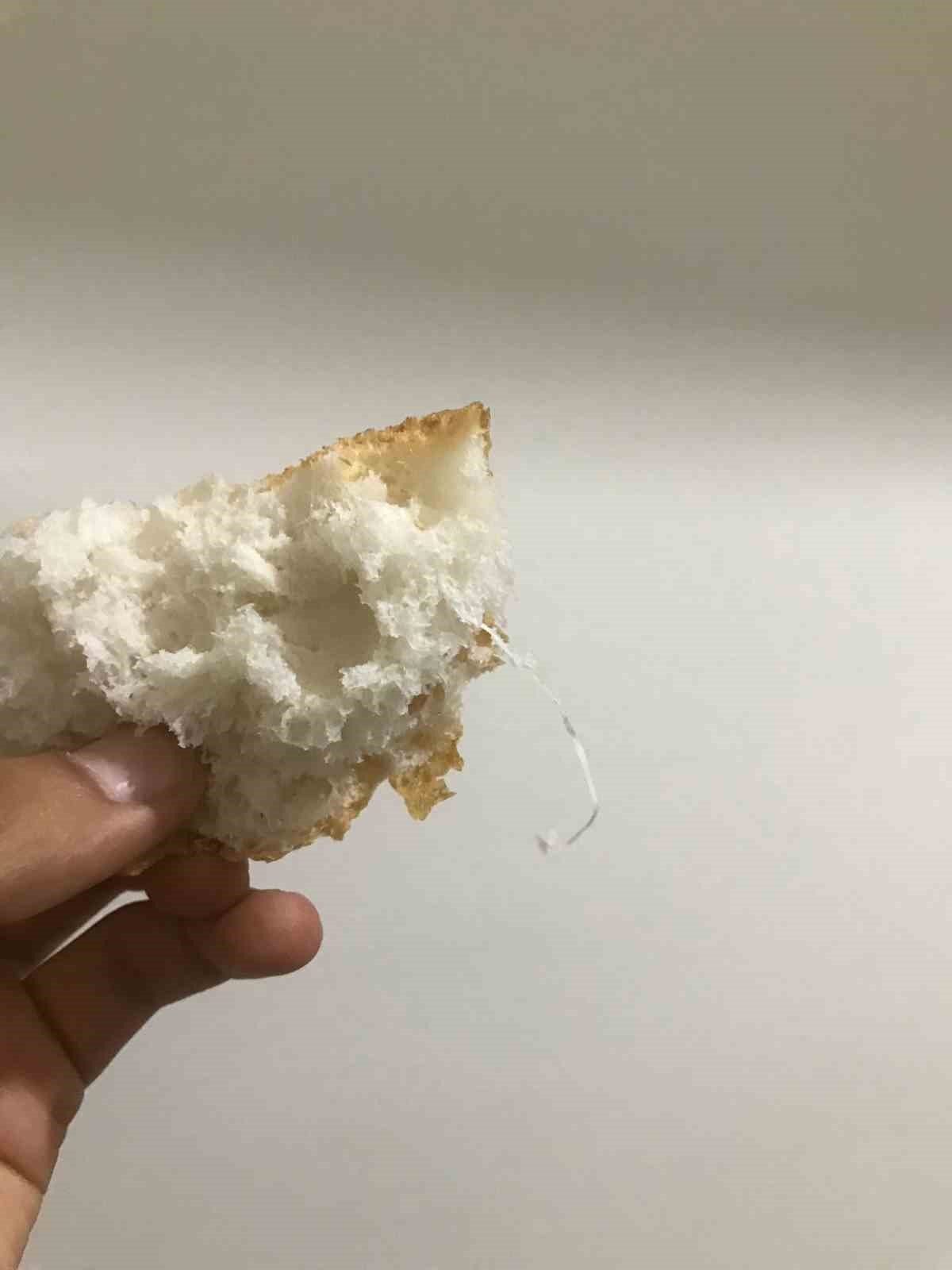 Aldıkları ekmeğin içerisinden naylon ip çıktı