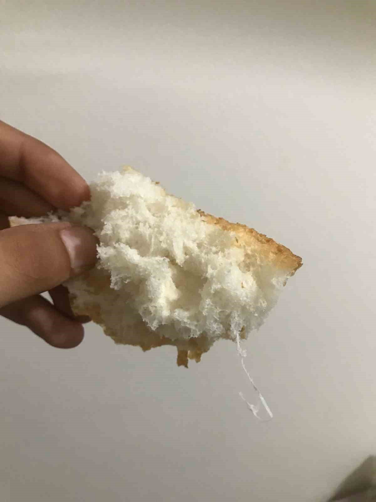 Aldıkları ekmeğin içerisinden naylon ip çıktı