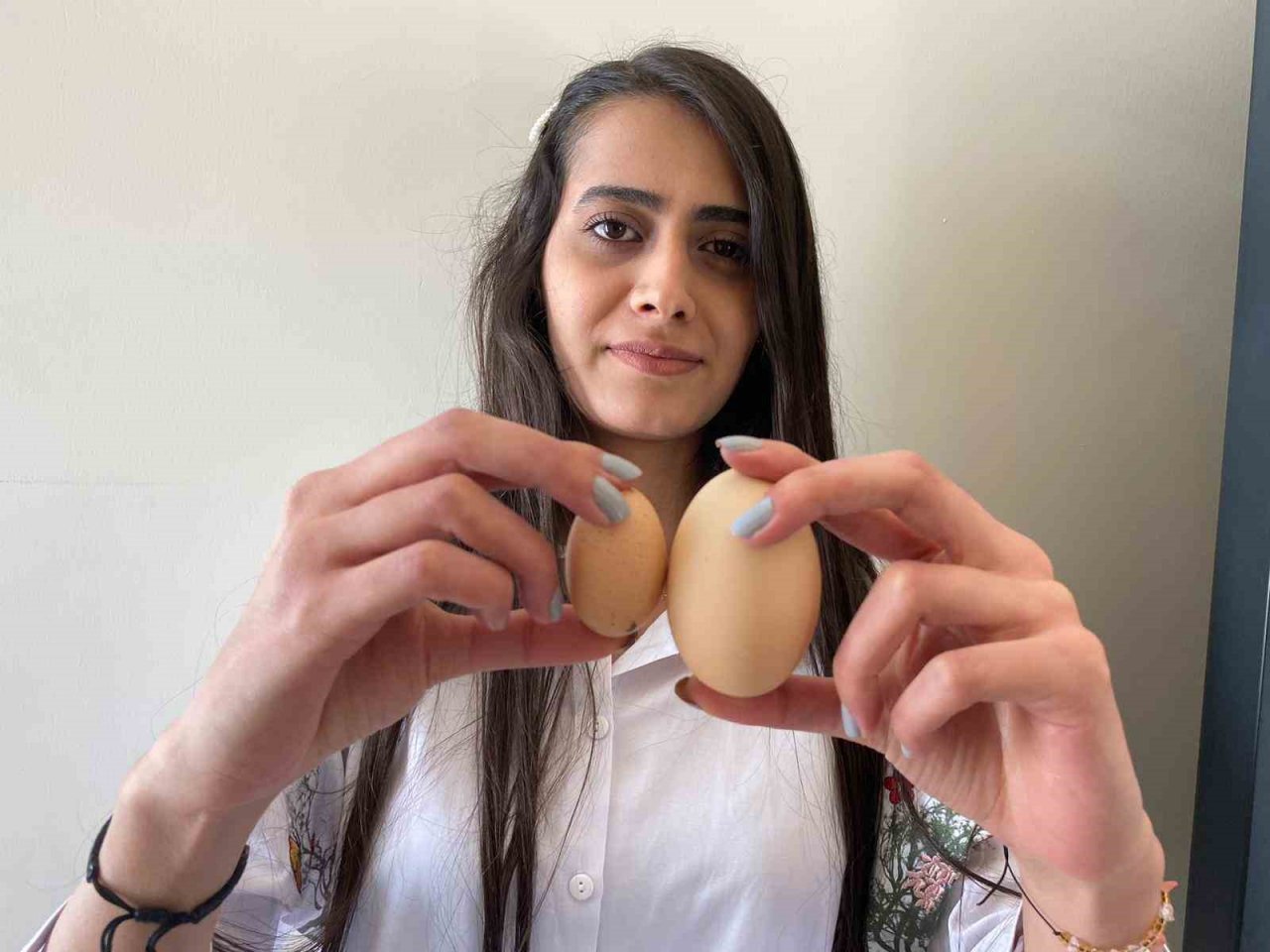 Elazığ’da tavuğun yaptığı mini yumurta şaşırttı