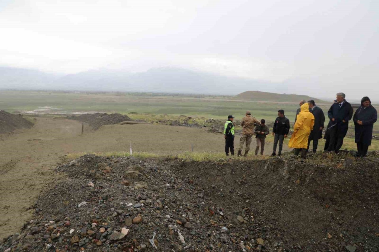 Erzincan’da sağanak sonrası derelerden sel geldi
