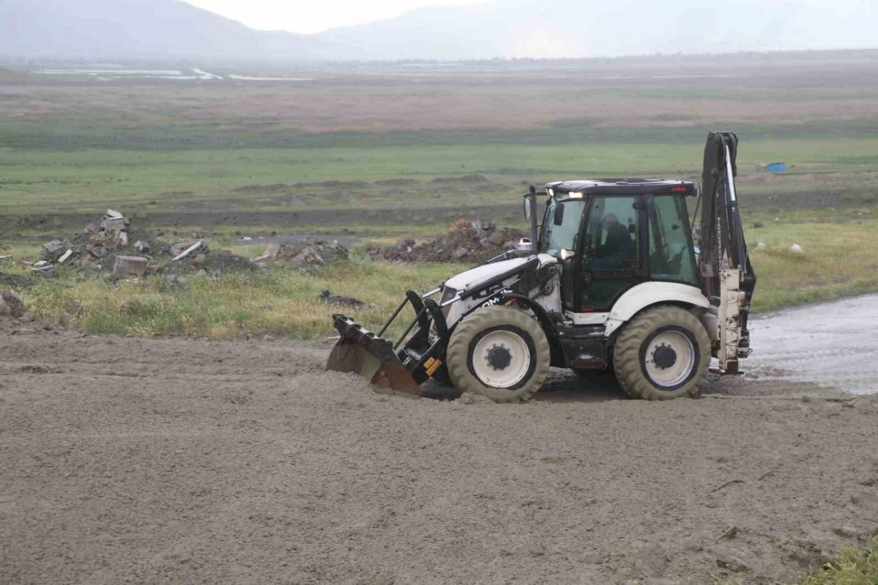 Erzincan’da sağanak sonrası derelerden sel geldi