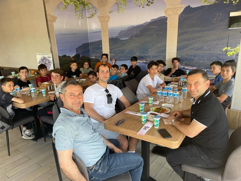 Gökmeydanspor’dan U13 takımına yemekli teşekkür