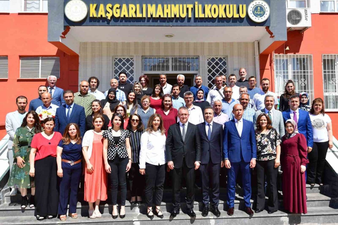 Depremzede öğrenciler karnelerini alırken öğretmenlerinin elini öptü