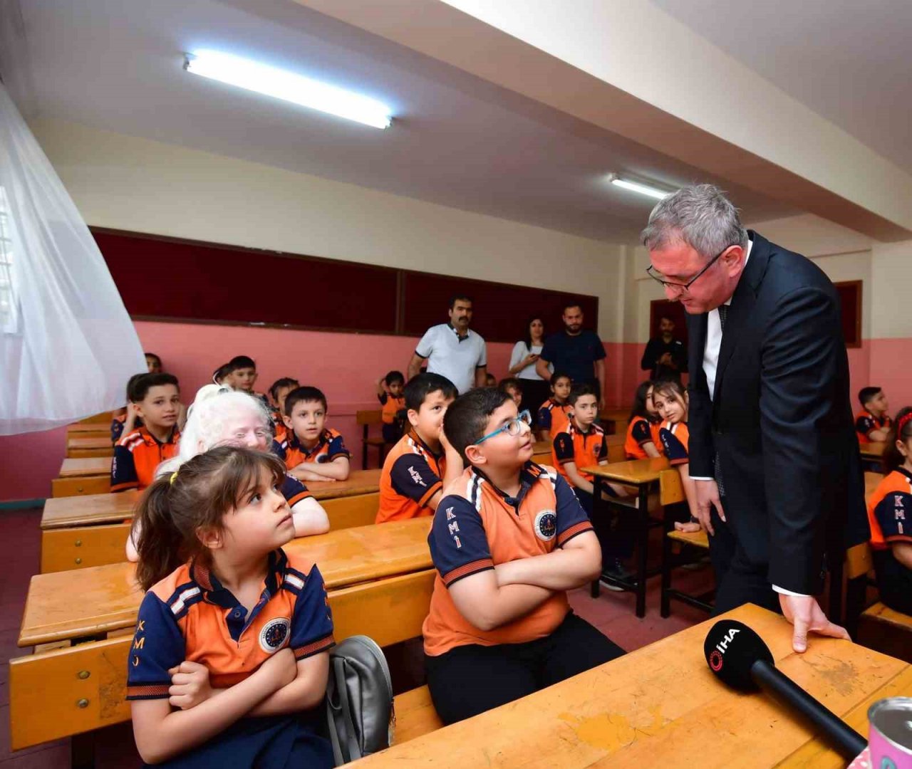 Depremzede öğrenciler karnelerini alırken öğretmenlerinin elini öptü