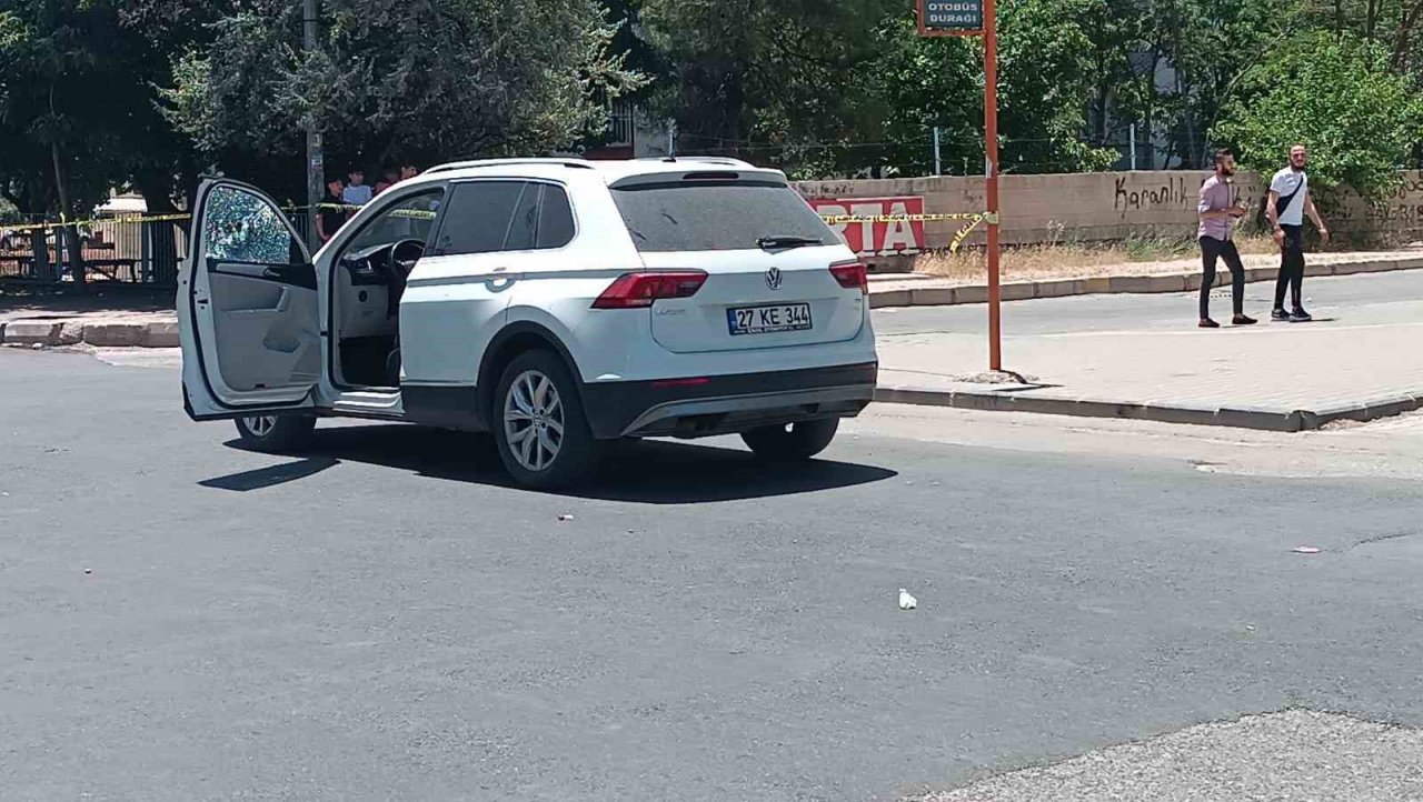 Boşanma aşamasındaki karısının ve kayınpederinin bulunduğu araca kurşun yağdırdı: 2 ölü