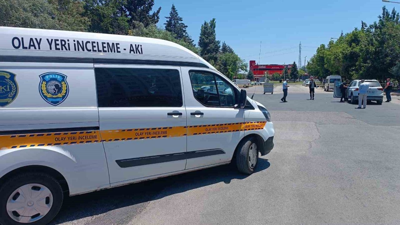 Boşanma aşamasındaki karısının ve kayınpederinin bulunduğu araca kurşun yağdırdı: 2 ölü