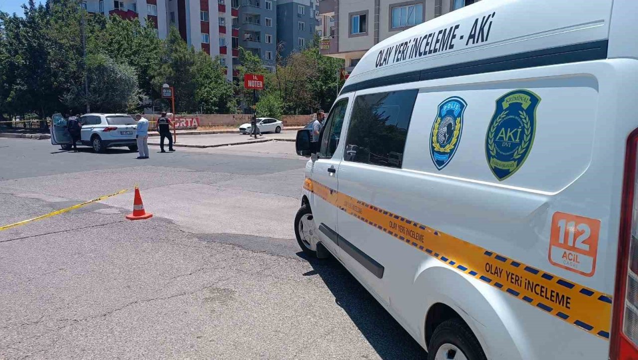 Boşanma aşamasındaki karısının ve kayınpederinin bulunduğu araca kurşun yağdırdı: 2 ölü