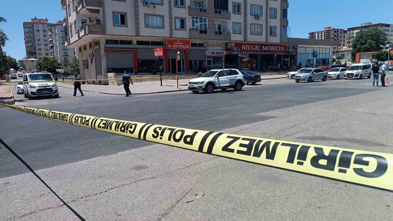 Boşanma aşamasındaki karısının ve kayınpederinin bulunduğu araca kurşun yağdırdı: 2 ölü