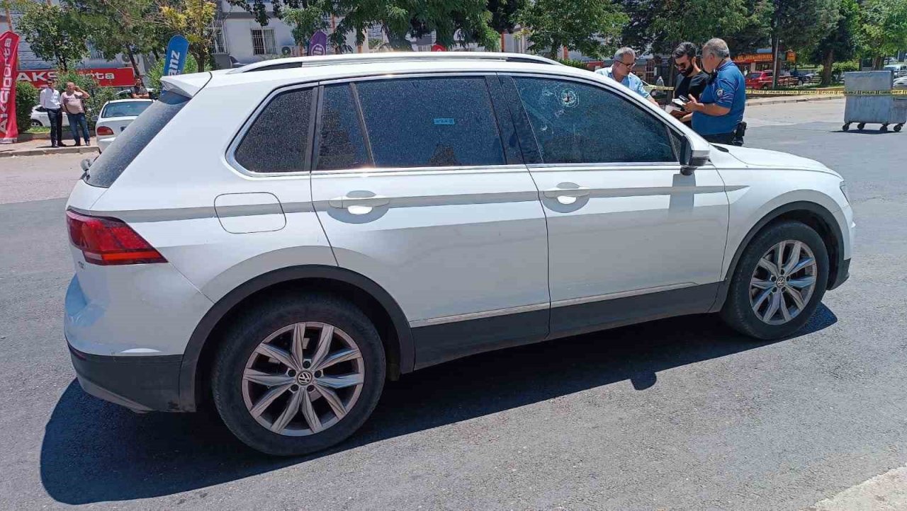 Boşanma aşamasındaki karısının ve kayınpederinin bulunduğu araca kurşun yağdırdı: 2 ölü