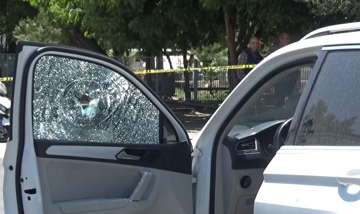 Boşanma aşamasındaki karısının ve kayınpederinin bulunduğu araca kurşun yağdırdı: 2 ölü