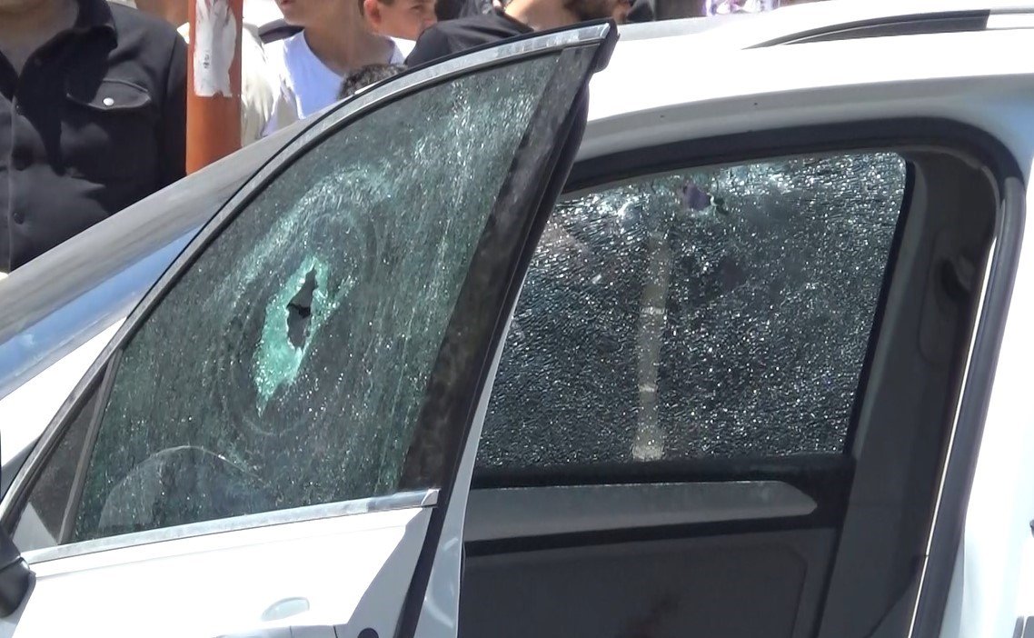 Boşanma aşamasındaki karısının ve kayınpederinin bulunduğu araca kurşun yağdırdı: 2 ölü