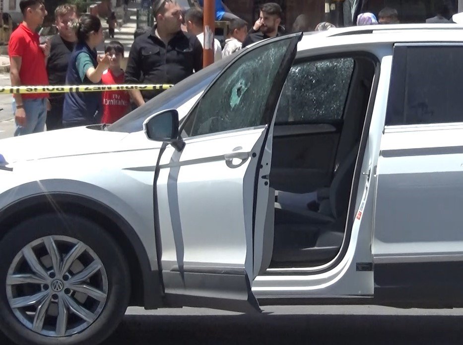 Boşanma aşamasındaki karısının ve kayınpederinin bulunduğu araca kurşun yağdırdı: 2 ölü