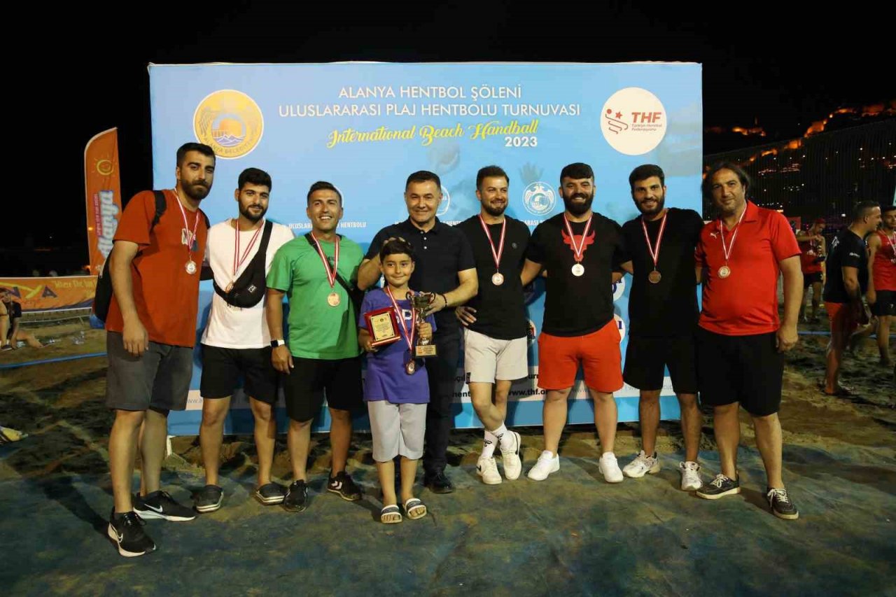 Kum da hentbol şöleni gerçekleştirildi