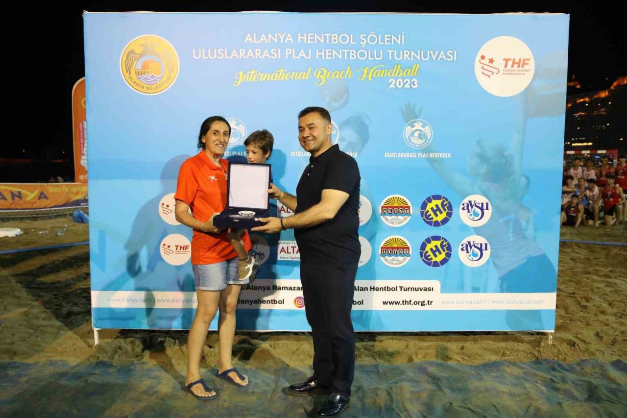 Kum da hentbol şöleni gerçekleştirildi