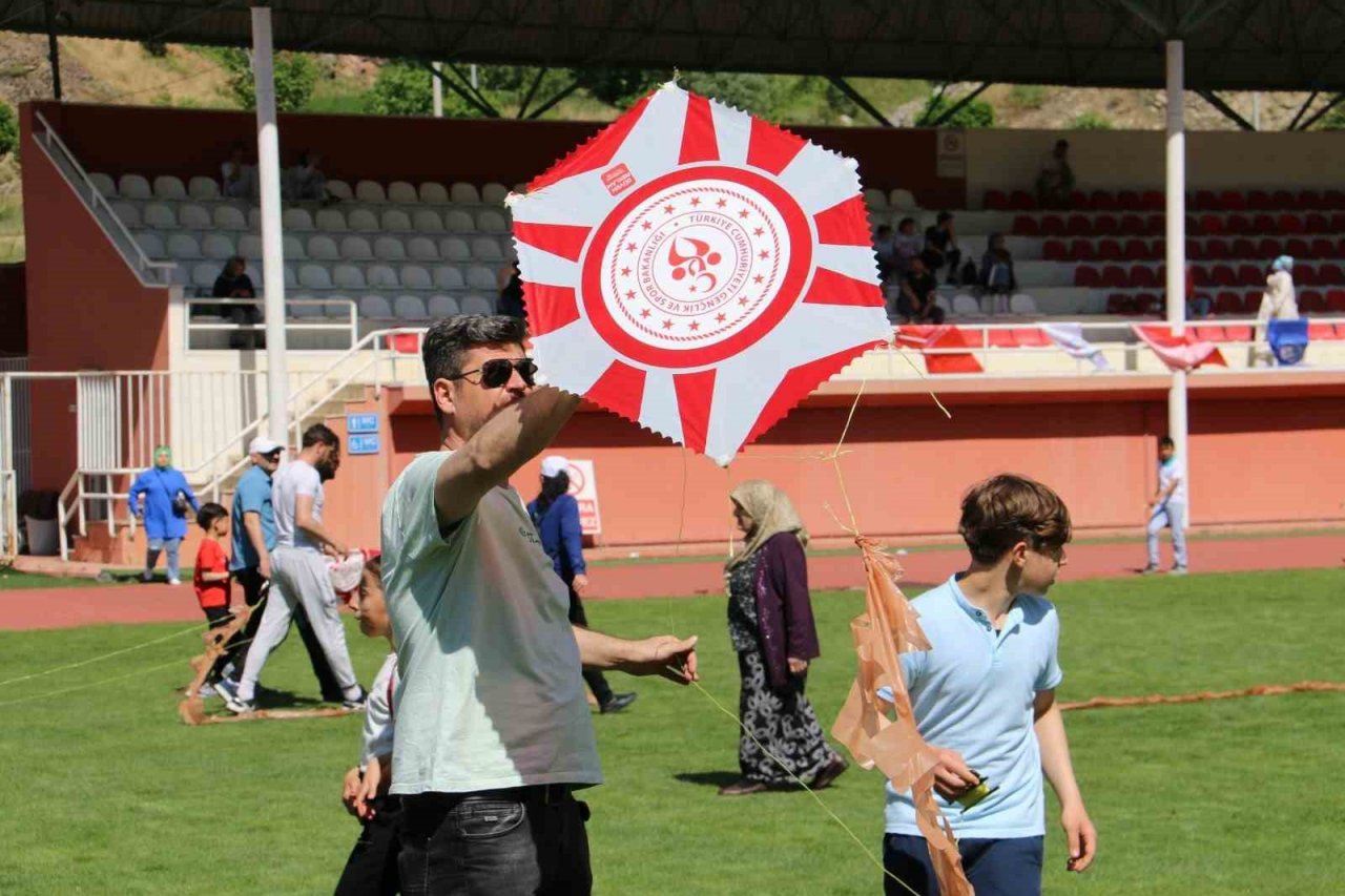 Gümüşhane’de karnesini alan çocuklar Yenişehir Stadyumunda doyasıya eğlendi